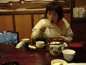 おかんが黙々と食べている様子