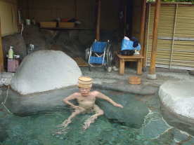 お風呂に入りました。左側に大きな石、後ろ側に車いす、中央がおっとん。