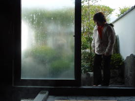 おかんがお風呂の様子を伺っている。