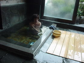 ここの内湯は3人くらいなら、入れる小さなお風呂です。