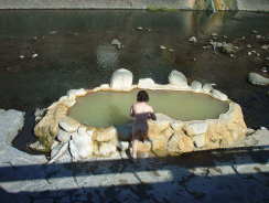 大胆にもおかんがすっぽんぽんでカニ湯に入ろうとしている