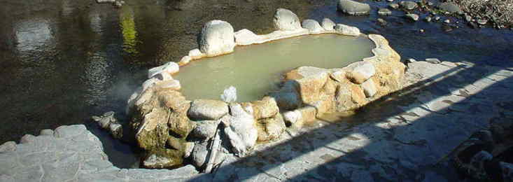 川沿いにあるカニの形をしている大きな岩風呂