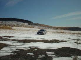 途中雪が積もっていたので車で遊んでいます(笑)