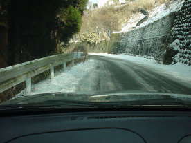 道路が凍結にもかかわらず飛ばすおっとん(ヘ(;゚゚)ノ