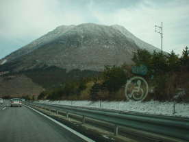 雪化粧の山に見とれて高速道路を走っています。
