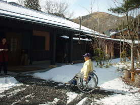 旅館のおねえさんに出迎えられてうれしいおっとん(^^ゞ