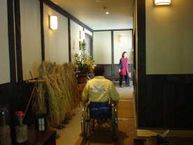 おねえちゃんに案内されています。