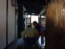 三段の石段を上げて貰っている。