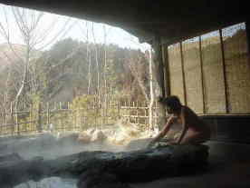 おかんが湯加減を確認しています。