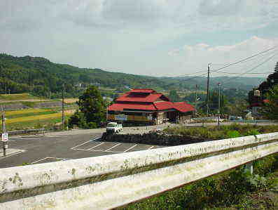 田舎風景の静かなところに極楽温泉があります。
