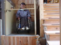 昇降機が設置されおっとんが乗っているよ♪