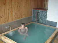 檜の香りを満足そうに浴びているおっとん