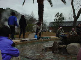 何やらブーツを脱いでいます。