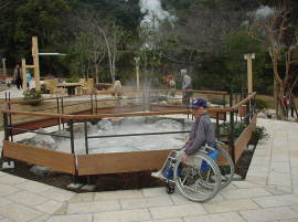 中は薄白く下から熱い湯がブクブクと沸いています。