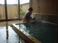 温度は44度ある熱い湯でした。