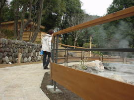 おかんが何処か良い物見つけてさっさと行こうとしてます。