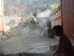 おかんが露天風呂に入ろうとしている。