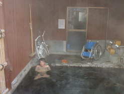 浴槽に入るとき下に大きな岩があるので入りやすい。