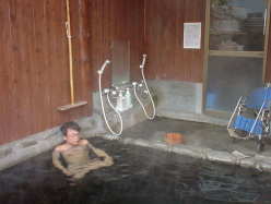 お湯は無色澄み切っている。