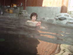 おかんが足あげて何かしている。