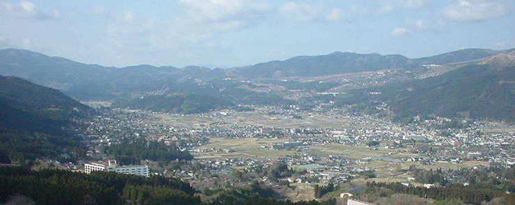 澄み切った湯布院の町を展望台から眺めています。