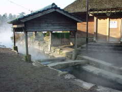 お湯が外に流れているため野菜を今でも洗うことがあるそうだ。