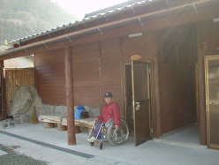 おっとんが入り口でなにやら愚痴を言っています。