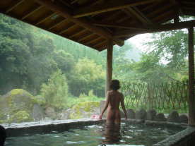 おかんが背伸びして外の空気に接している