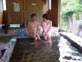 おっとんがおいさんから貰ったビールを飲んでいる