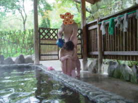 掛け湯してもらっているおかん