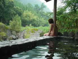 おかんが、浴槽の脇に座って外を眺めている