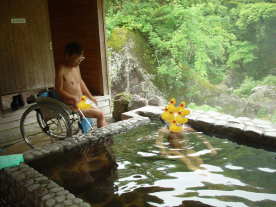 地元のおいさんに話しかけている。