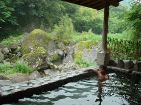 外は雨、川のせせらぎがよく聞こえる