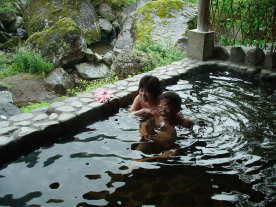 こんどはおかんがおっとんの後ろで笑っている