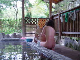 おかんがおいさんの背中流している